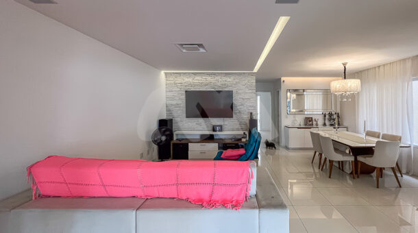 Imagem de sala com tv, painel em pedra, rack e sofa confortavel em casa linda