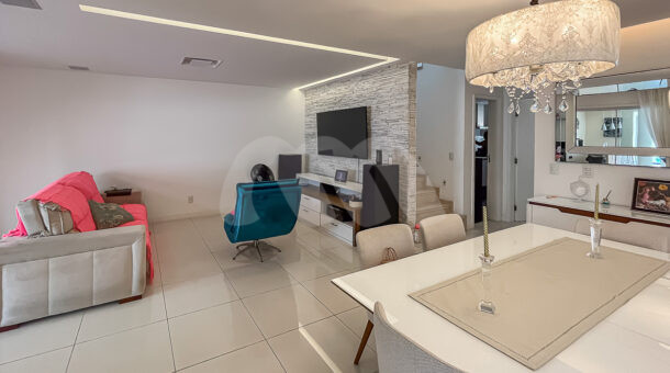 Imagem de ampla sala com moveis de qualidade, e integração a sala de jantar em Casa Triplex à venda no Rio Mar