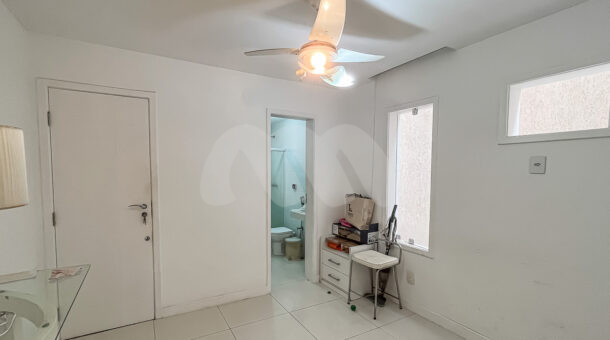 Imagem de suite com ventilador de teto e banheiro em linda casa triplex à venda no Rio Mar