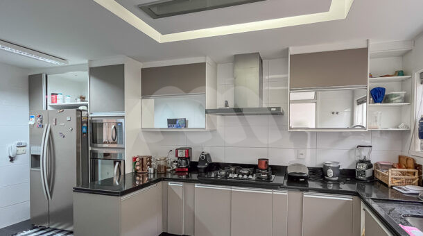 imagem de cozinha com armarios planejados e cooktop em casa a venda no RIO MAR