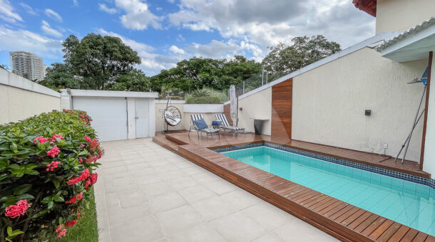 Imagem de area externa com piscina, deck em madeira e paisagismo em belissima Casa triplex à venda