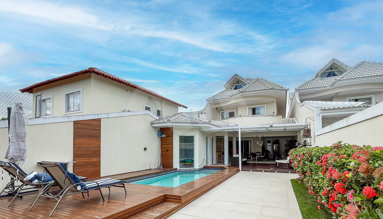 Imagem de fachada de casa triplex à venda na Muller Imoveis RJ com sauna, piscina em deck de madeira e estilo classico