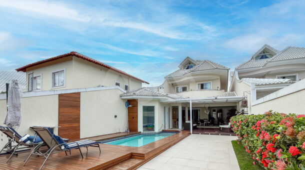 Imagem de fachada de casa triplex à venda na Muller Imoveis RJ com sauna, piscina em deck de madeira e estilo classico