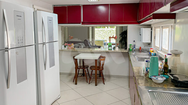 Imagem da cozinha da mansão moderna à venda na Muller Imóveis RJ.