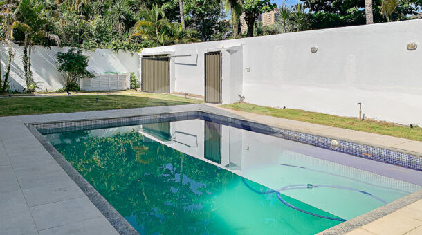 Imagem lateral da piscina com vista da garagem do imóvel à venda na Muller Imóveis RJ