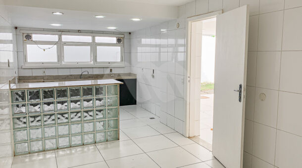 Imagem frontal da cozinha com vista do balcão do belissimo imóvel na Barra.