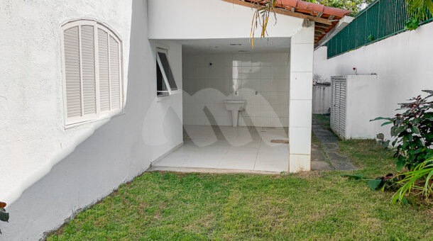 Imagem frontal da área de serviço da mansão moderna à venda na Muller Imóveis RJ.