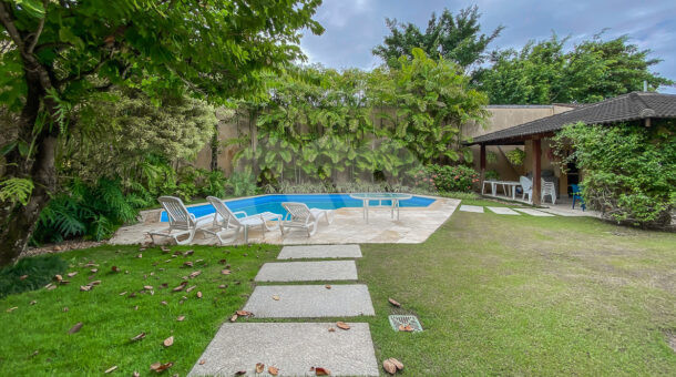 Imagem de area de lazer com piscina e gramado da casa duplex a venda