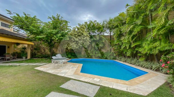 Imagem de area de piscina com belo paisagismo ao redor da casa duplex a venda na regiao privilegiada da barra