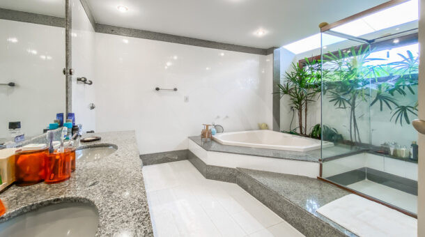 Imagem de banheiro de suite master com bancada dupla, chuveiro e hidromassagem com pequeno jardim de inverno na casa duplex a venda na Muller imoveis