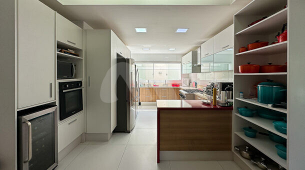 Imagem de cozinha com armarios planejados e peninsula em casa triplex a venda no santa monica jardins