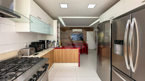 OImagem de cozinha com eletrodomestcios e toda equipada em casa triplex a venda na Barra da Tijuca