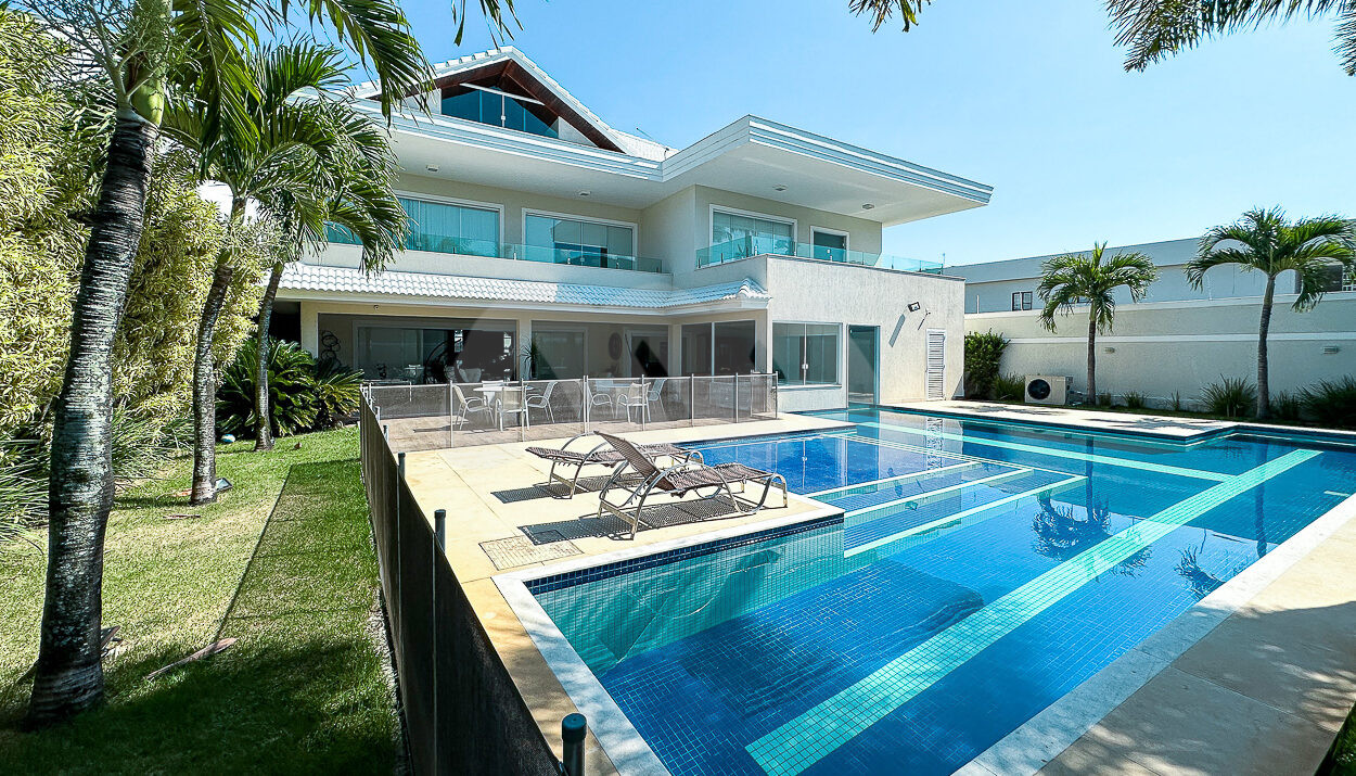 Imagem de piscina aquecida com prainha em casa triplex a venda na Barra da Tijuca