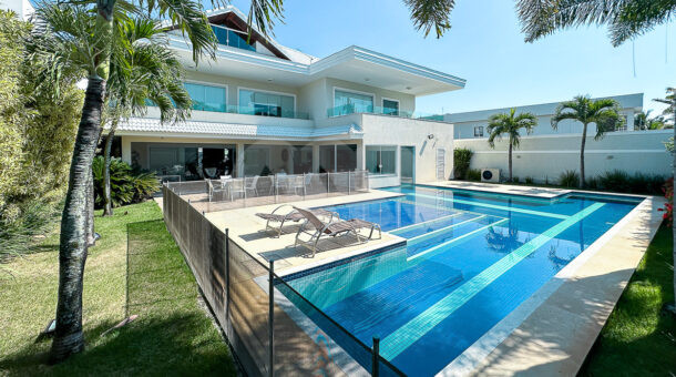Imagem de area de lazer com piscina em casa triplex a venda