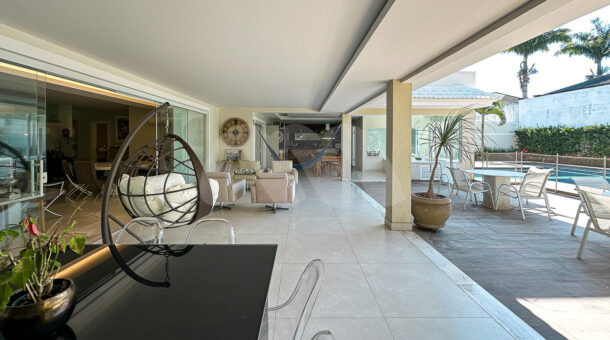 Imagem de varanda coberta com integração a area de lazer em casa triplex a venda