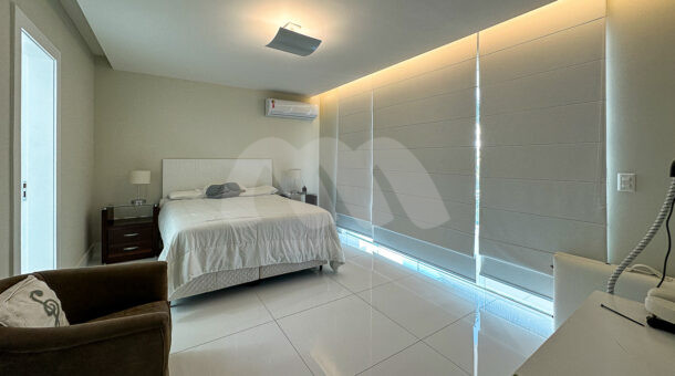 Imagem de quarto com cama de casal e persianas nas janela em casa triplex a venda
