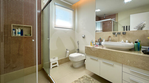 Imagem de banheiro com bancada, cuba e chuveiro em teto da casa triplex a venda na Barra
