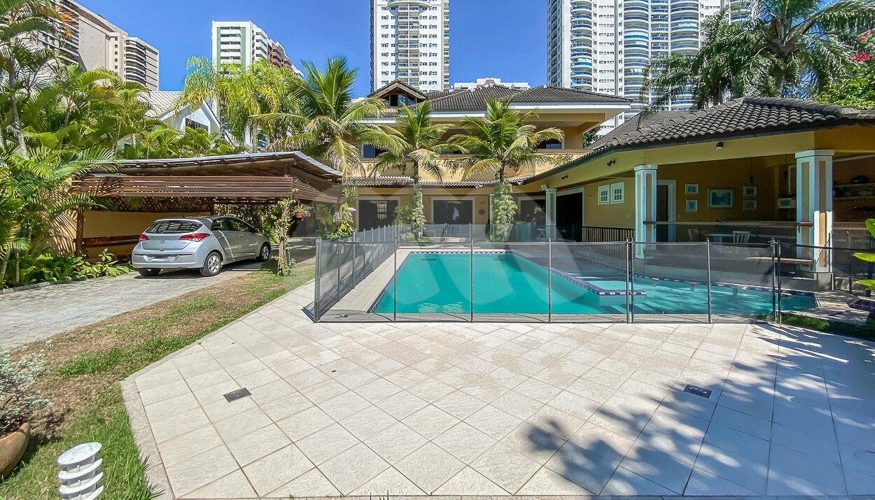 Imagem da área de lazer com piscina da casa brezinski semi-mobiliada à venda na Barra da Tijuca