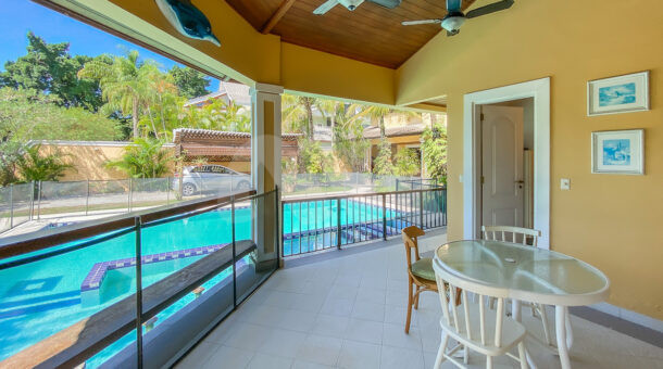 Imagem da piscina grande da casa brezinski semi-mobiliada à venda na Barra da Tijuca