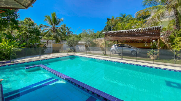 Imagem da ampla piscina com paisagismo da casa brezinski semi-mobiliada à venda na Barra da Tijuca