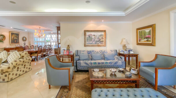 Imagem da sala de estar da casa brezinski semi-mobiliada à venda na Barra da Tijuca