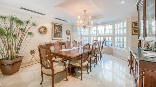 Imagem da sala de jantar da casa brezinski semi-mobiliada à venda na Barra da Tijuca