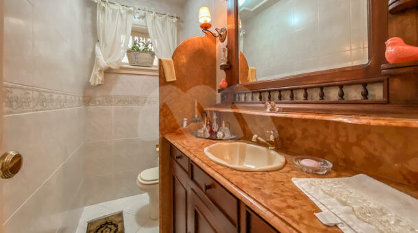 Imagem do lavabo da casa brezinski semi-mobiliada à venda na Barra da Tijuca