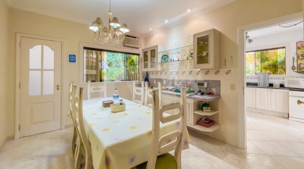 Imagem da cozinha com mesa da casa brezinski semi-mobiliada à venda na Barra da Tijuca