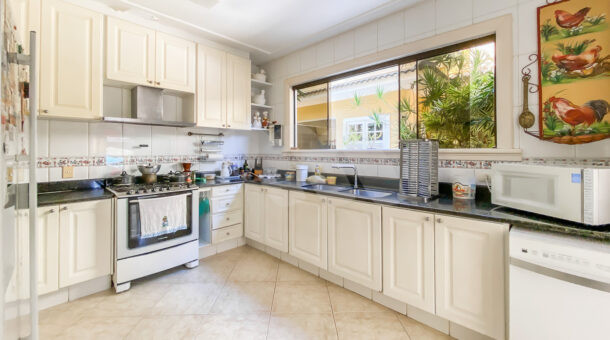 Imagem da cozinha com móveis planejados da casa brezinski semi-mobiliada à venda na Barra da Tijuca