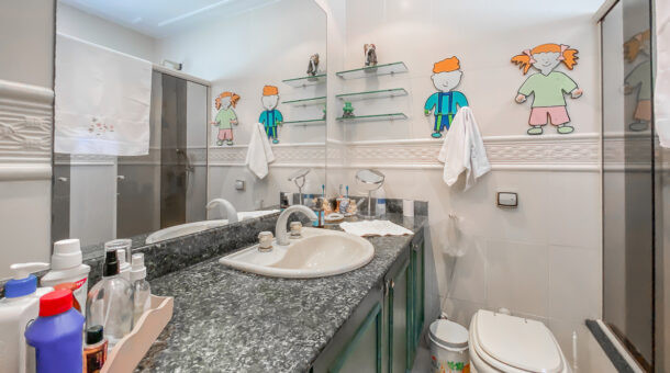 Imagem do banheiro da quarta suíte da casa brezinski semi-mobiliada à venda na Barra da Tijuca