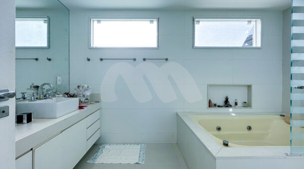 Banheiro com banheira de hidromassagem - suíte master - Casa Triplex à venda na Muller Imóveis