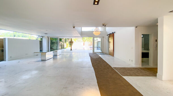 Imagem de ampla sala em tres ambientes de casa triplex a venda no Novo leblon
