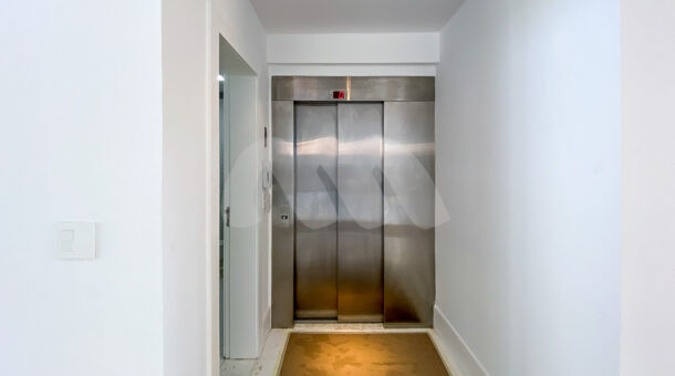 Imagem de corredor para elevador da casa triplex a venda na barra