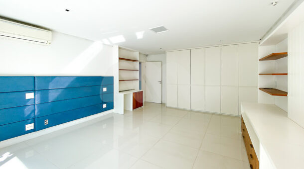 Imagem de ampla suite com moveis planejados em casa triplex a venda