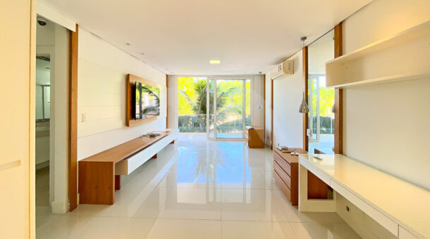 Imagem de ampla suite com escritavinha e mesa de cabeceira planejada em casa triplex a venda