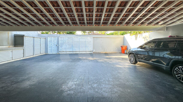 Imagem da garagem coberta da casa duplex no Novo Leblon à venda na Barra da Tijuca