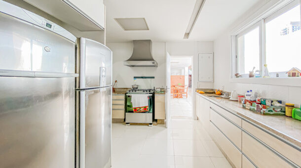 Ampla cozinha - Casa Duplex condomínio Novo Leblon