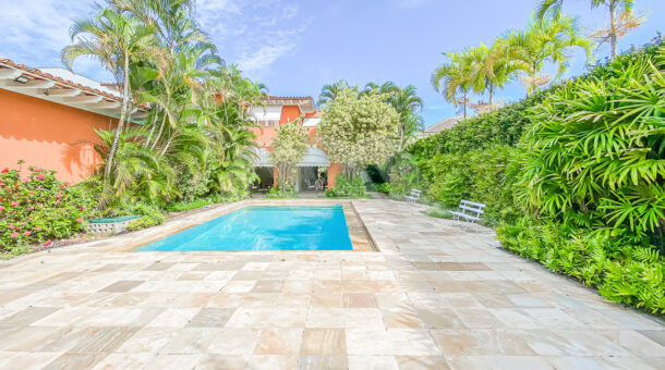 Incrível piscina cercada por área verde - Casa Duplex à venda na Muller Imóveis