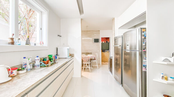 Cozinha com muita luz natural - Casa Duplex à venda na Muller Imóveis