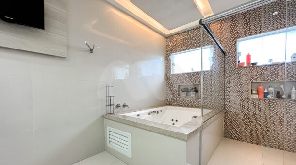 Imagem de banheiro de suite com hidromassagem e chuveiro em casa a venda na barra