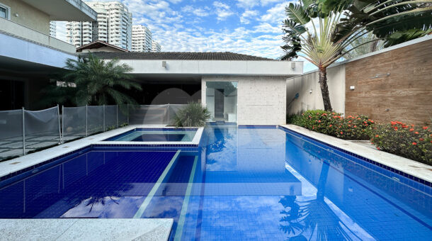 Imagem de piscina com hidromassagem e sauna com mergulho da casa triplex a venda na Muller Imoveis RJ