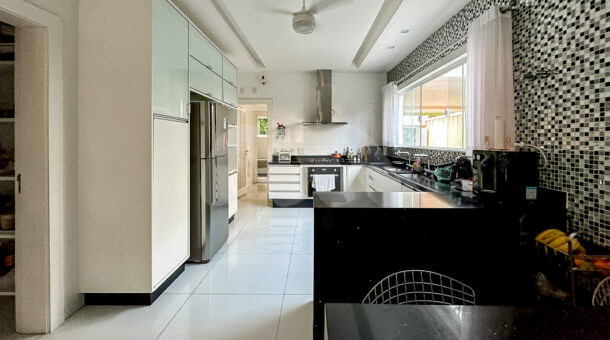 Imagem de cozinha com armarios planejados e mesa em casa triplex a venda