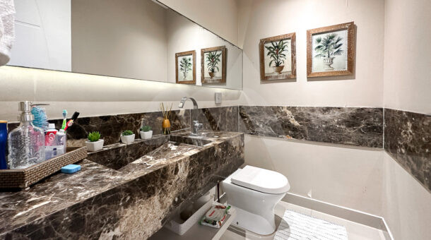 Imagem de lavabo com marmore em bancada e espelho horizontal da casa triplex a venda