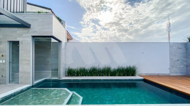 Piscina com sauna mergulho - Casa Triplex Recém-construída - Condomínio Rio Mar