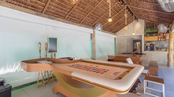 Imagem da área gourmet com mesa de jogos da casa duplex com Jardim de Inverno á venda na Barra da Tijuca