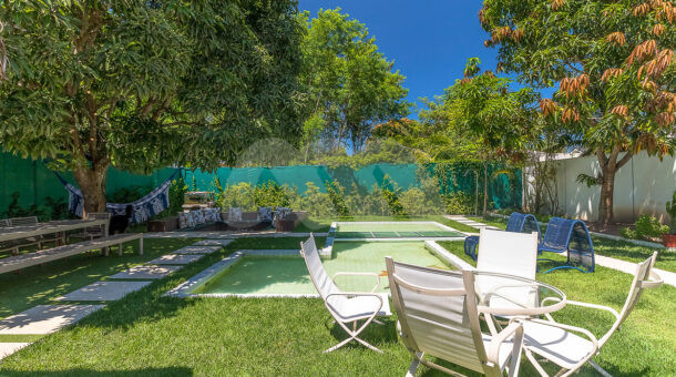 Imagem da área externa com jardim gramado da casa duplex com Jardim de Inverno á venda na Barra da Tijuca