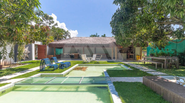 Imagem da área externa com gramado da casa duplex com Jardim de Inverno á venda na Barra da Tijuca