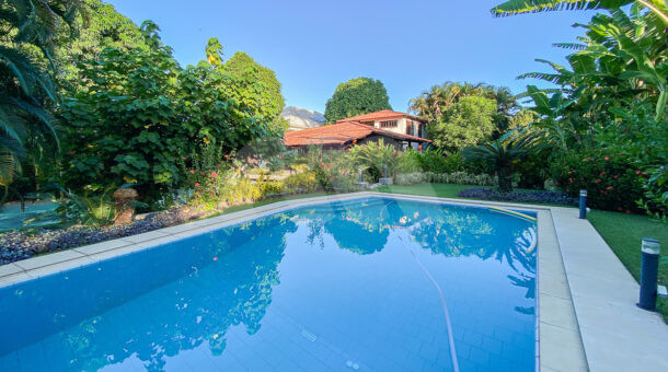 Imagem de piscina em Bela casa duplex a venda com paisagismo