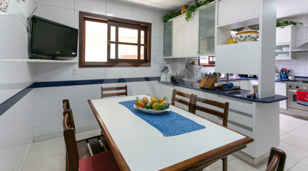 Imagem lateral da cozinha da casa à venda no Recreio dos bandeirantes.