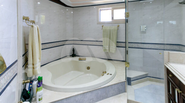 Imagem da banheira da casa à venda em condomínio de alto padrão.